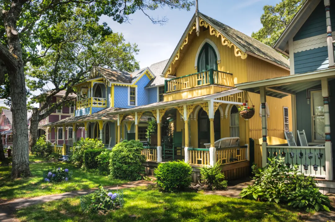 Vue sur les maisons colorées à Oak Bluffs, sur l'île de Martha's Vineyard, au large de la côte du Massachusetts aux États-Unis