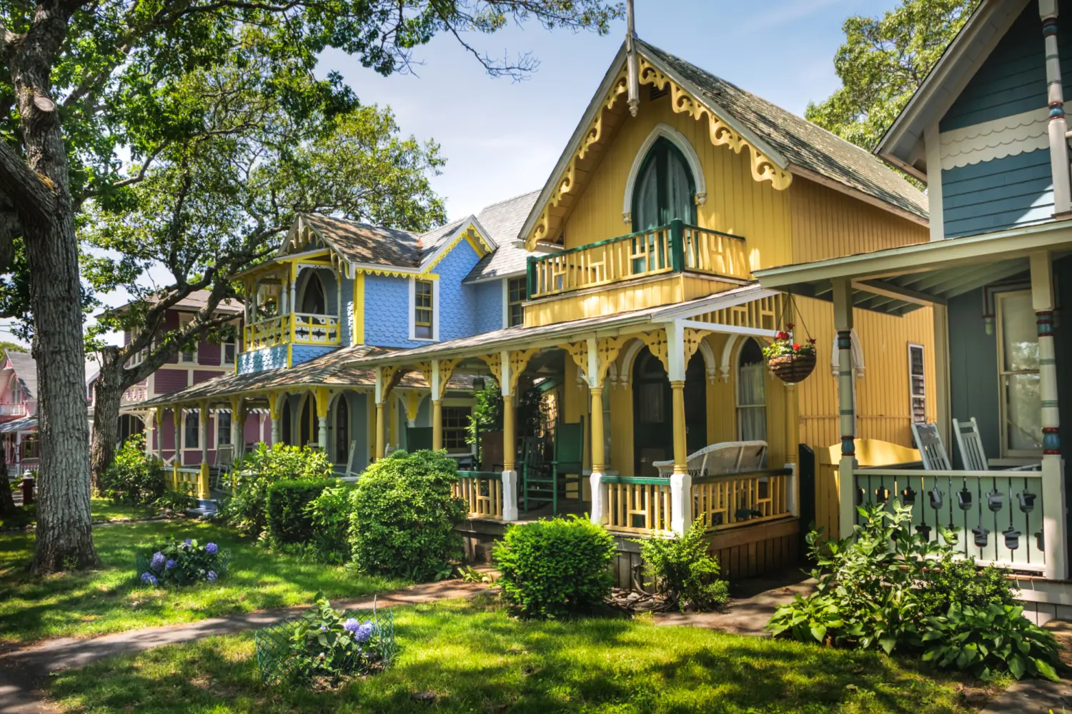 Vue sur les maisons colorées à Oak Bluffs, sur l'île de Martha's Vineyard, au large de la côte du Massachusetts aux États-Unis