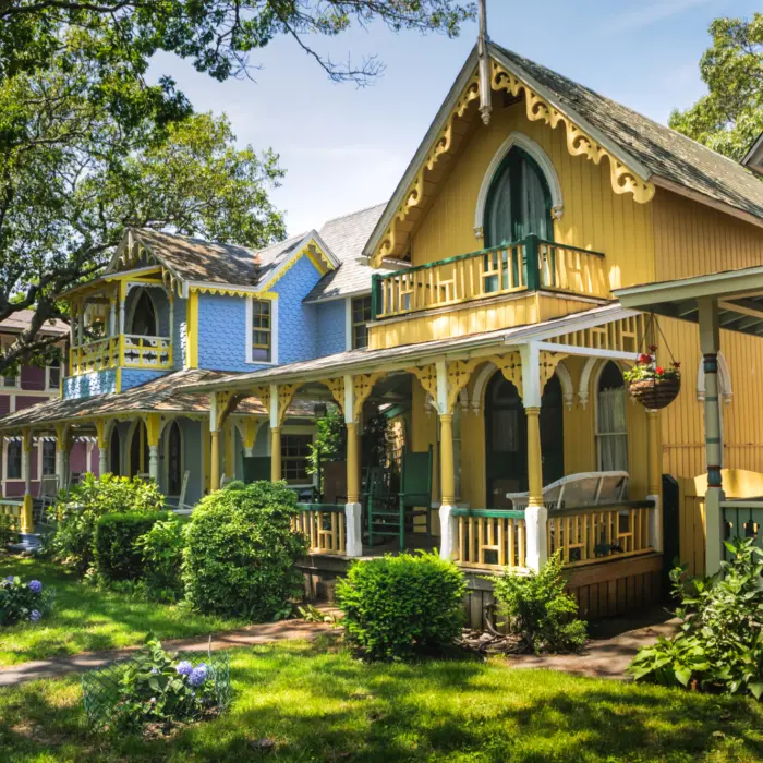 Vue sur les maisons colorées à Oak Bluffs, sur l'île de Martha's Vineyard, au large de la côte du Massachusetts aux États-Unis