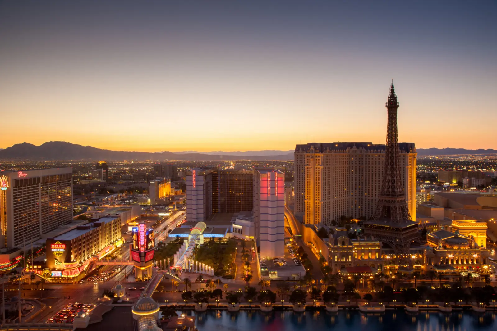 Vue au coucher de soleil sur les hôtels sur le fameux Strip à Las Vegas et avec la replique de la tour Eifel de l'hôtel Paris Las Vegas dans l'état du Nevada aux États-Unis