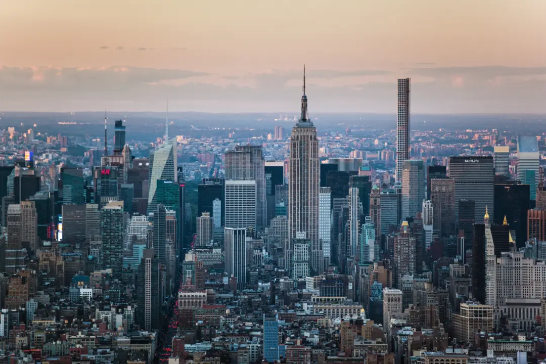 Vue sur la ville de New York, aux Étauts-Unis, et le fameux Empire State Building depuis l'observatoire One World