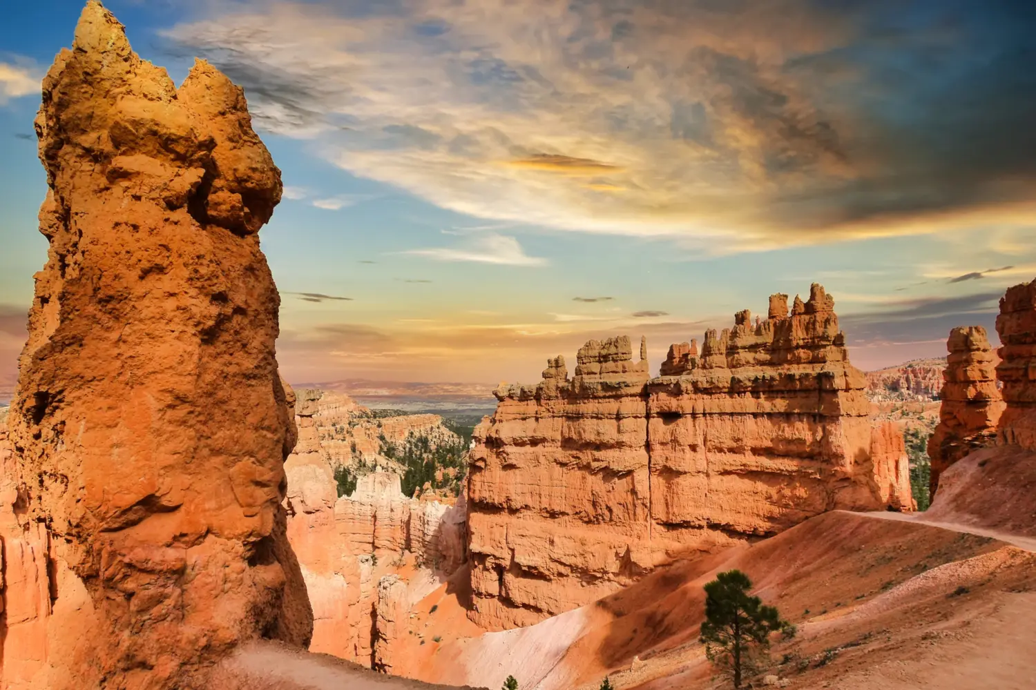 Magnifique vue sur le Bryce Canyon sous un ciel lumineux dans l'état du Utah, aux États-Unis