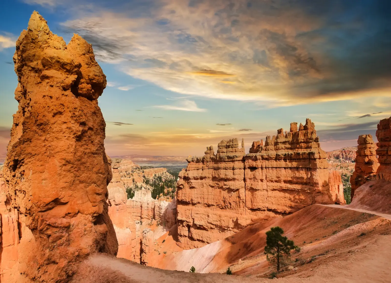 Magnifique vue sur le Bryce Canyon sous un ciel lumineux dans l'état du Utah, aux États-Unis