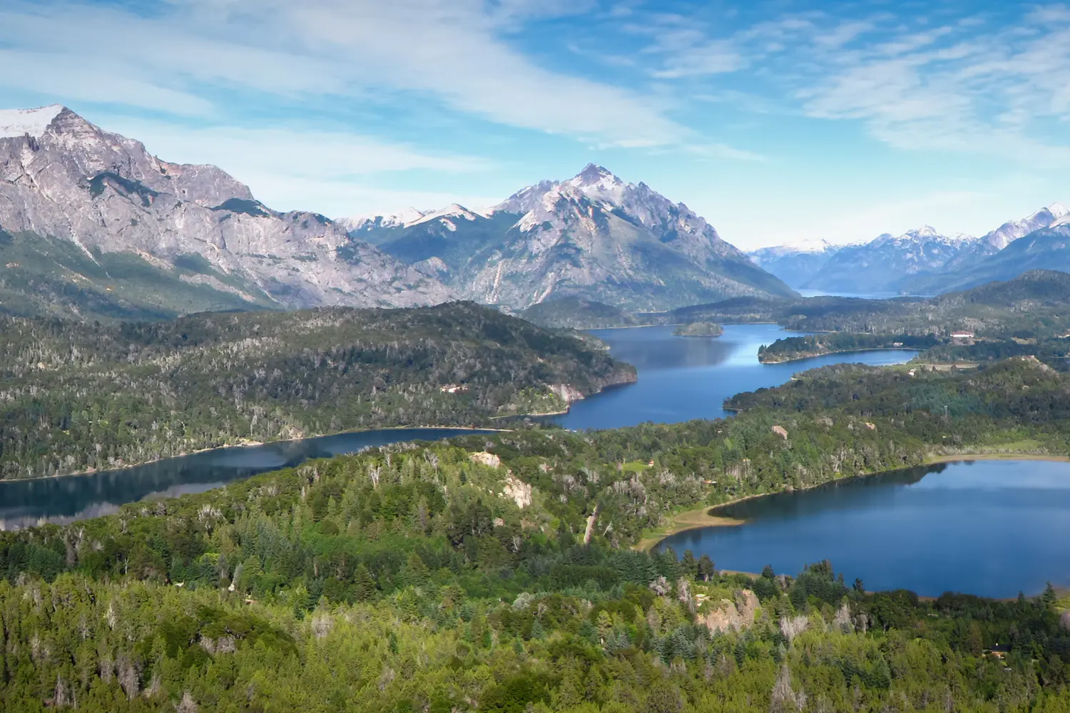Vue panoramique depuis le sommet du Cerro Campanario, situé près de San Carlos de Bariloche, dans la province de Río Negro en Patagonie argentine