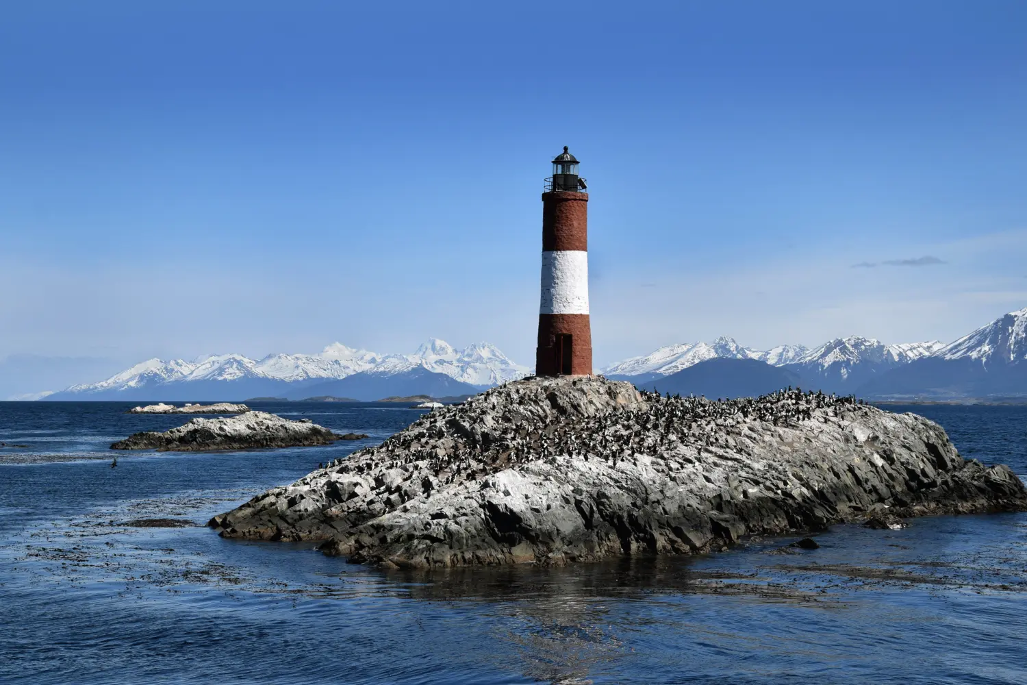 Le phare Les Éclaireurs, un édifice érigé sur un îlot rocheux au milieu du canal Beagle, près d'Ushuaïa en Argentine