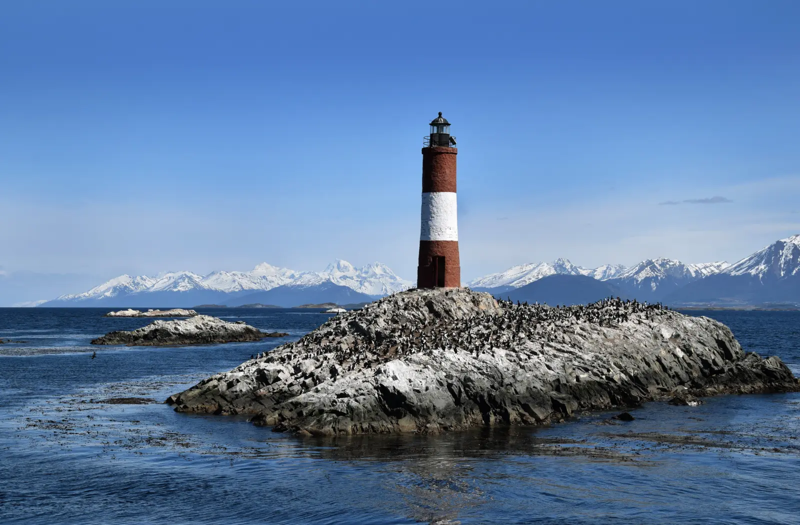 Le phare Les Éclaireurs, un édifice érigé sur un îlot rocheux au milieu du canal Beagle, près d'Ushuaïa en Argentine