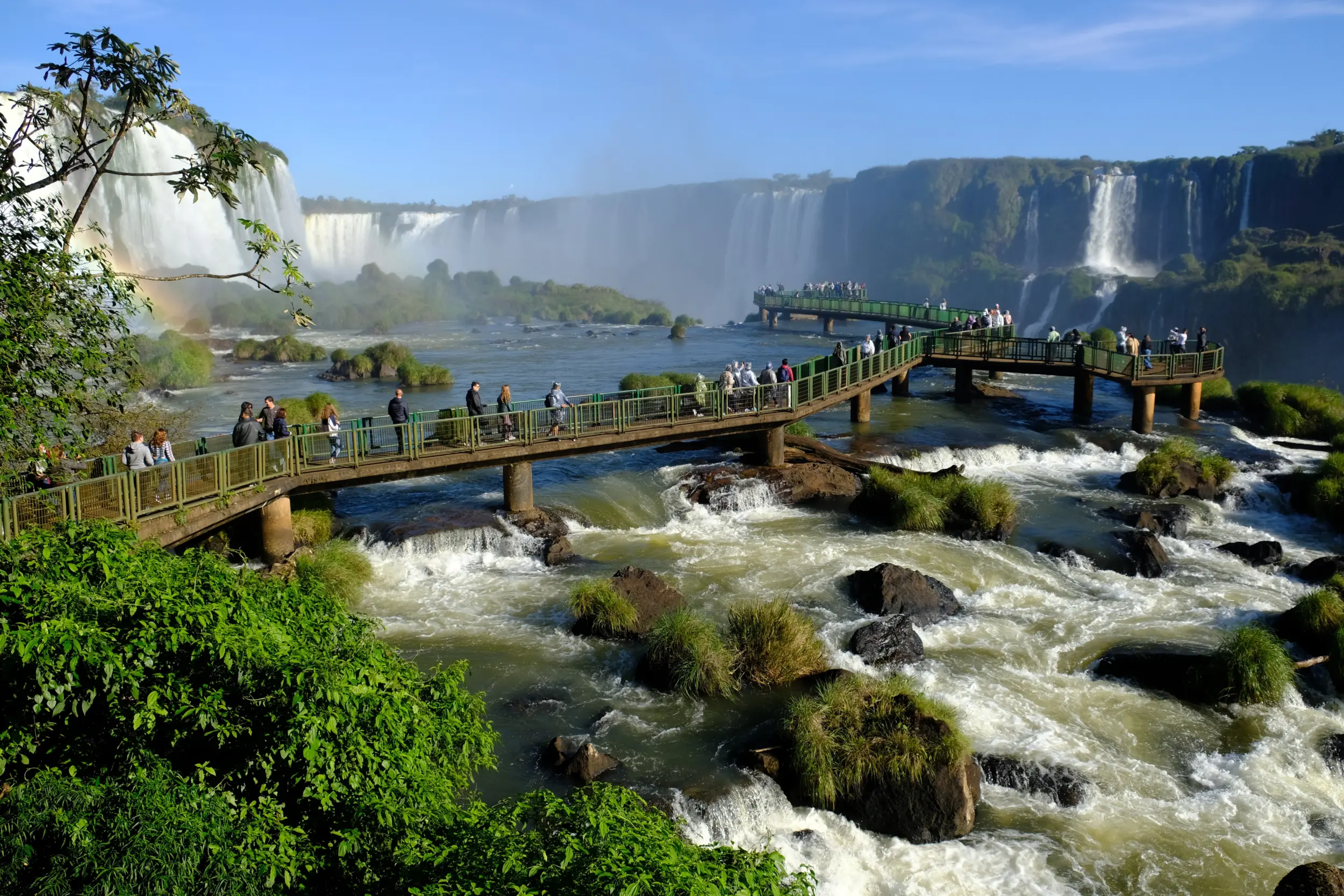 Une passerelle menant voir des chutes en Argentine