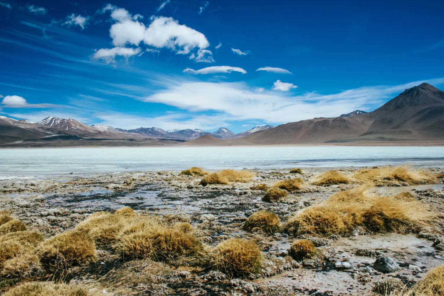 Le magnifique Salar d'Uyuni en Bolivie sous un ciel bleu