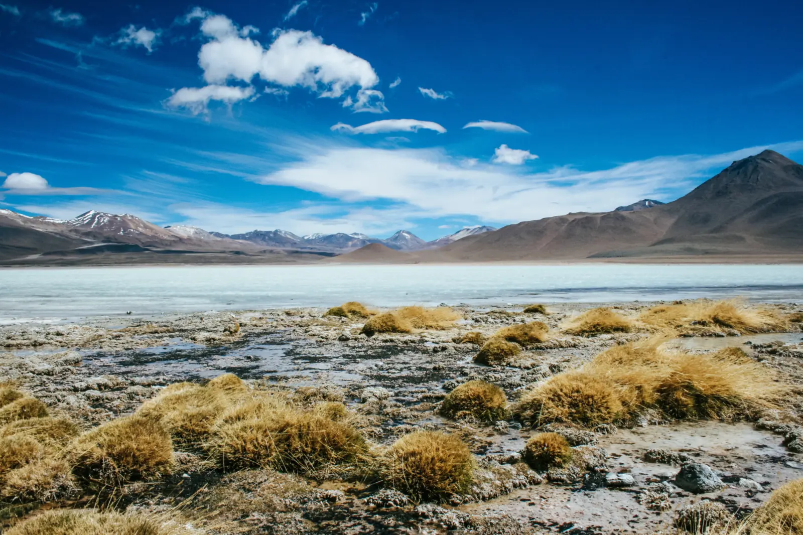 Le magnifique Salar d'Uyuni en Bolivie sous un ciel bleu