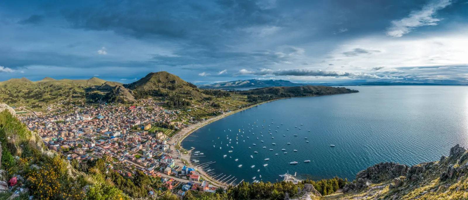 Vue sur le village de Copacabana en Bolivie, en bord de montagnes et d'eau