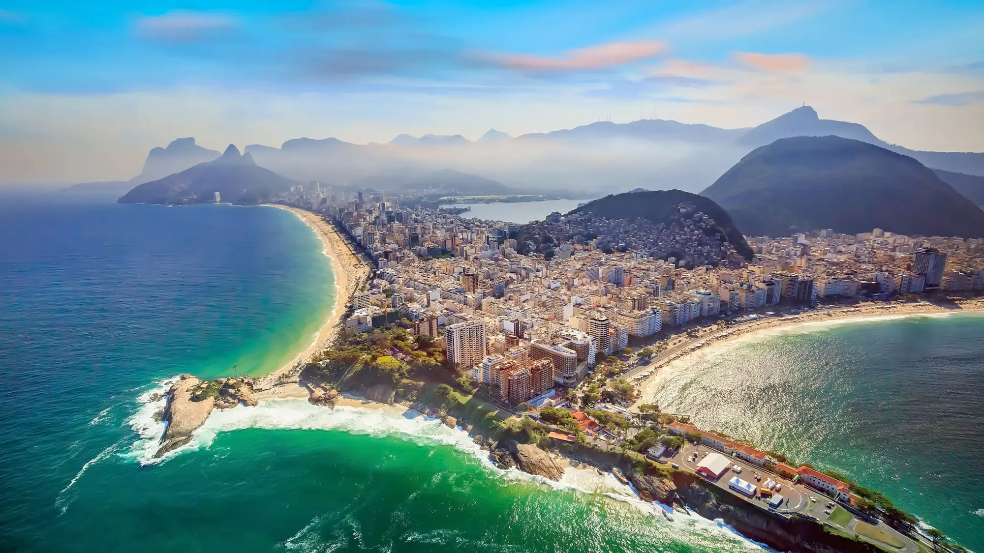 Vue panoramique sur la ville de Rio de Janeiro et la plage Copacabana au Brésil