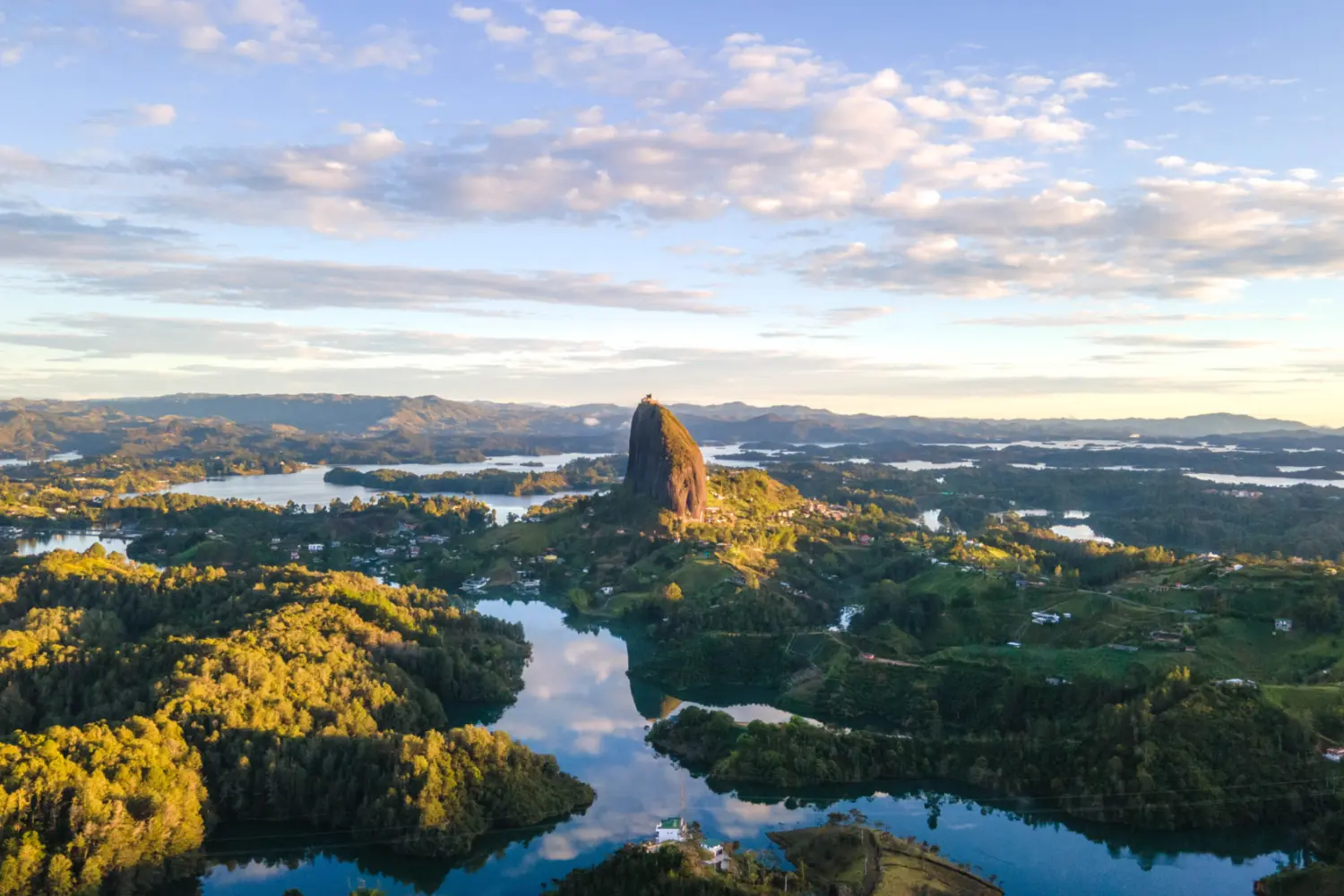 Vue sur l'imposant Rocher d'El Penol dans la région de Guatapé en Colombie
