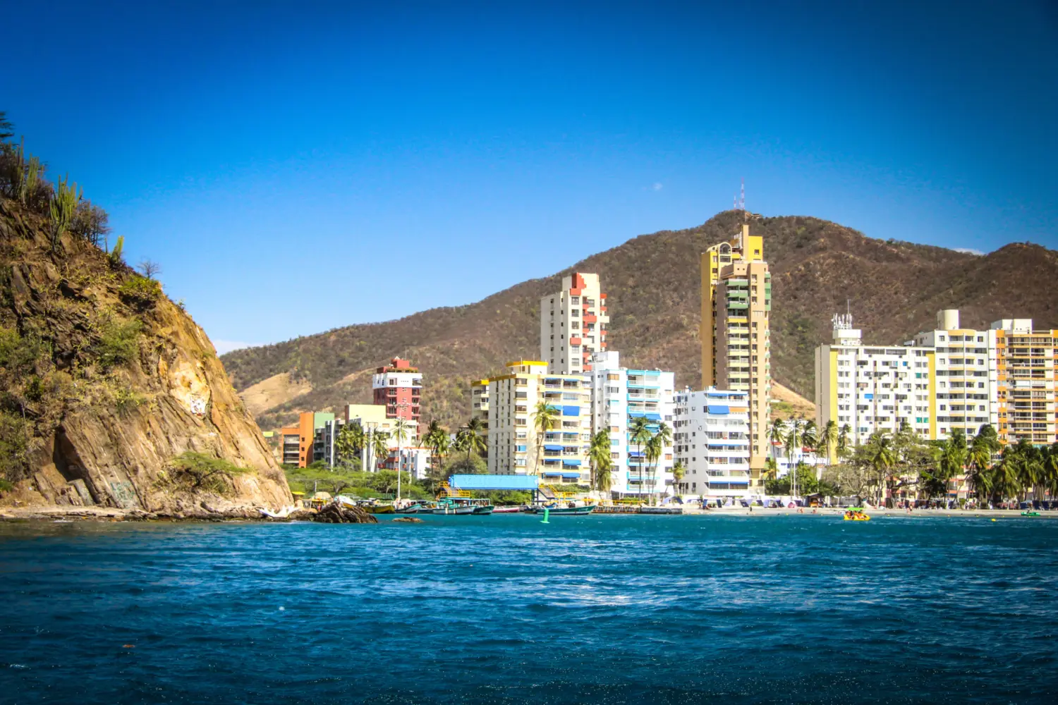 Vue sur Santa Marta et la plage Salguero en Colombie sous un magnifique ciel bleu