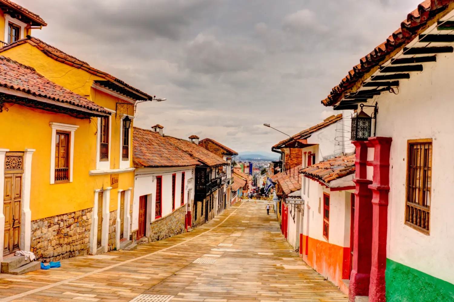 Une rue de maisons colorées dans le quartier La Candelaria à Bogota en Colombie