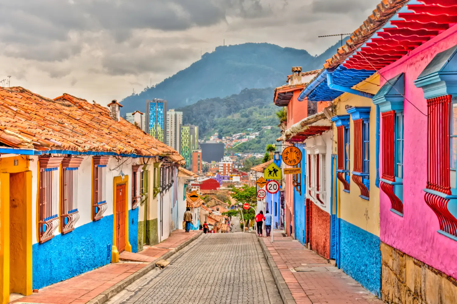 Une rue de maisons colorées dans le quartier La Candelaria à Bogota en Colombie