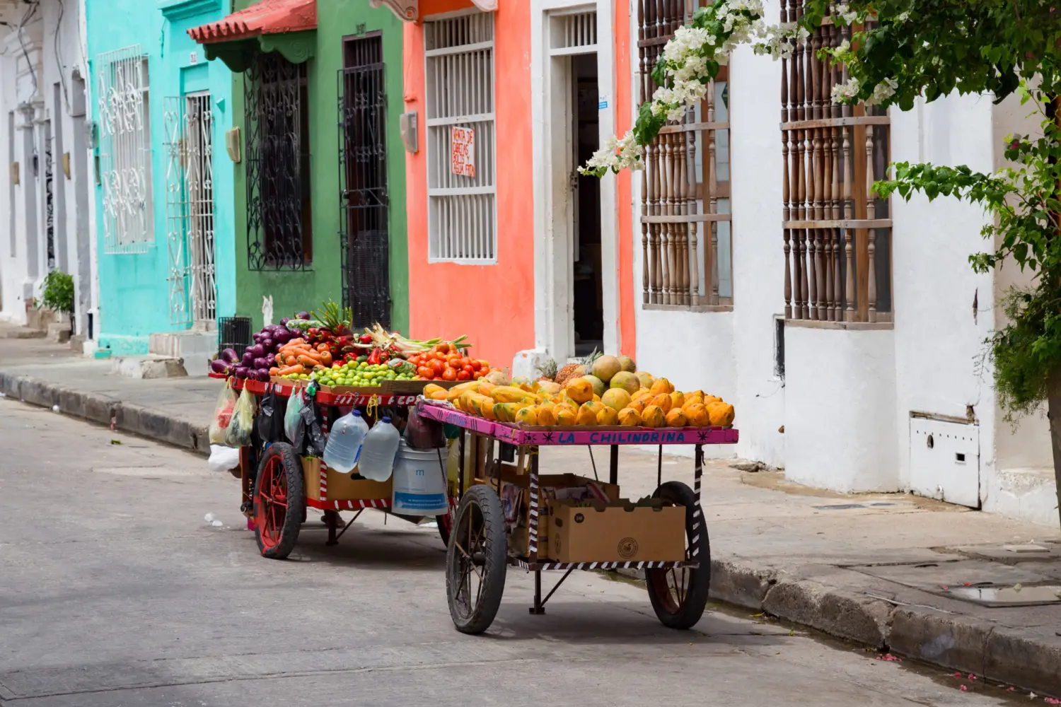 Un chariot de fruits et légumes dans les rues de Carthagène en Colombie