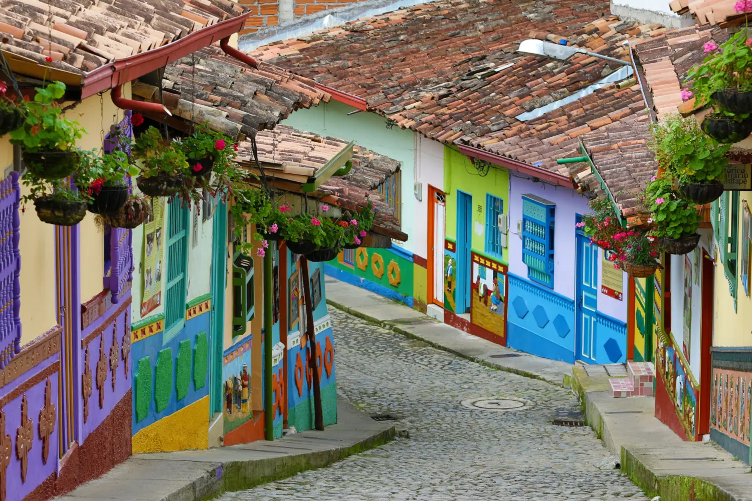 Une rue escarpée aux maisons colorées dans la ville de Guatapé en Colombie