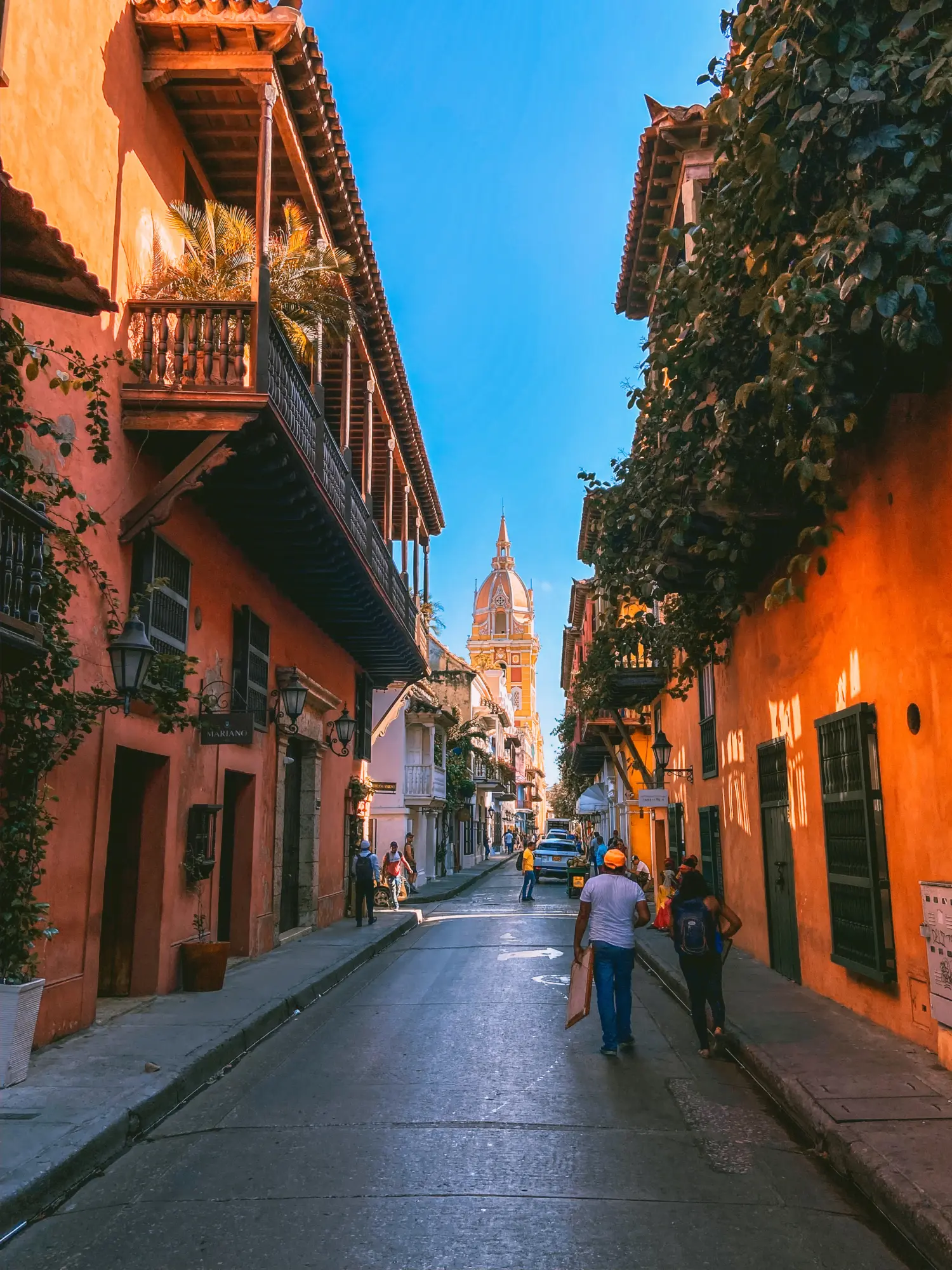 Vue sur la tour de l'Horloge à Carthagène d'une petite rue étroite avec ses édifices colorés en Colombie