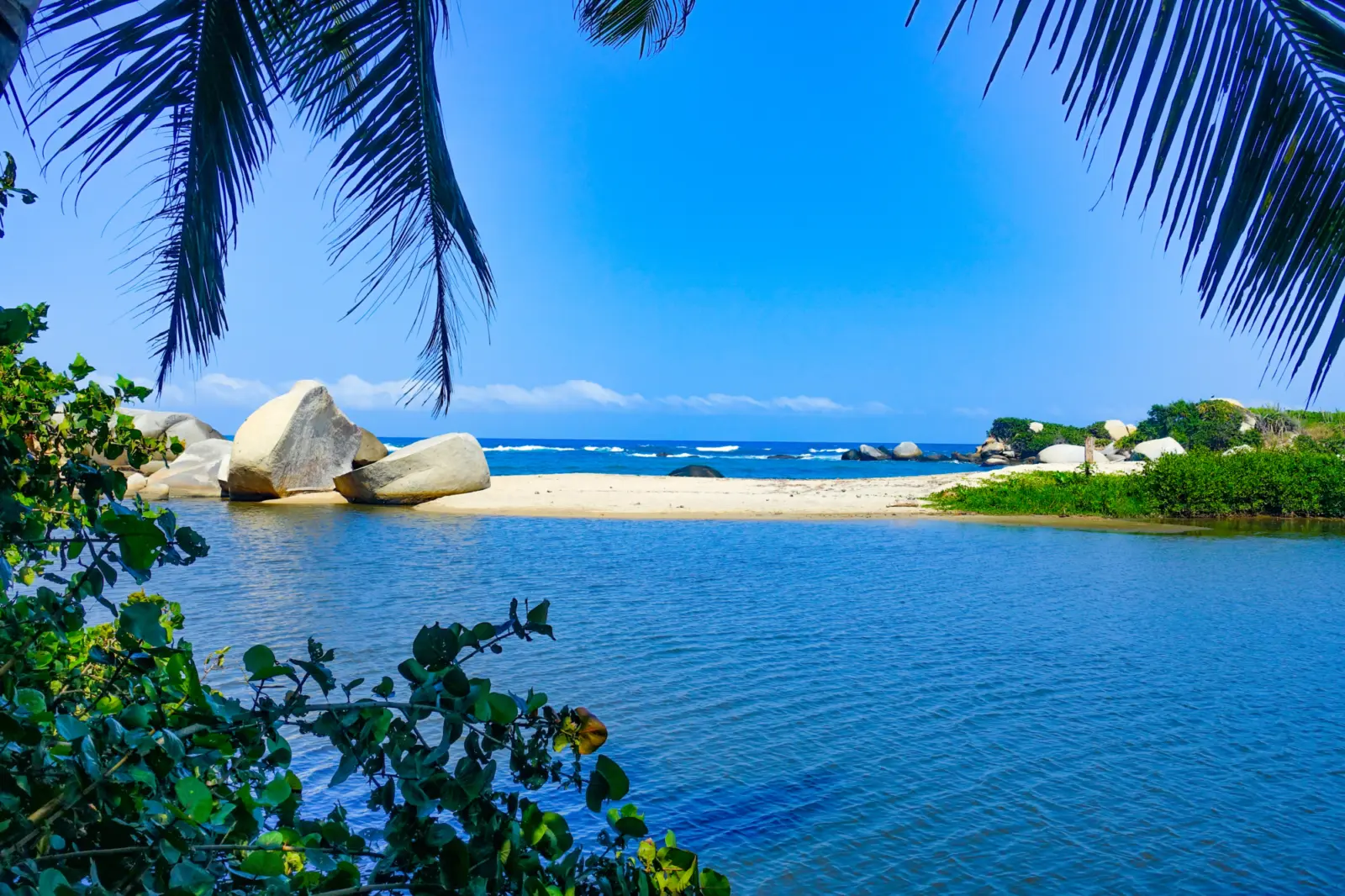Vue sur l'une des petites plages du parc national naturel Tayrona sous un magnifique ciel bleu en Colombie