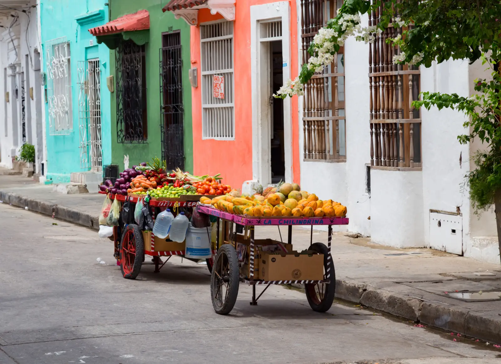 Un chariot de fruits et légumes dans les rues de Carthagène en Colombie