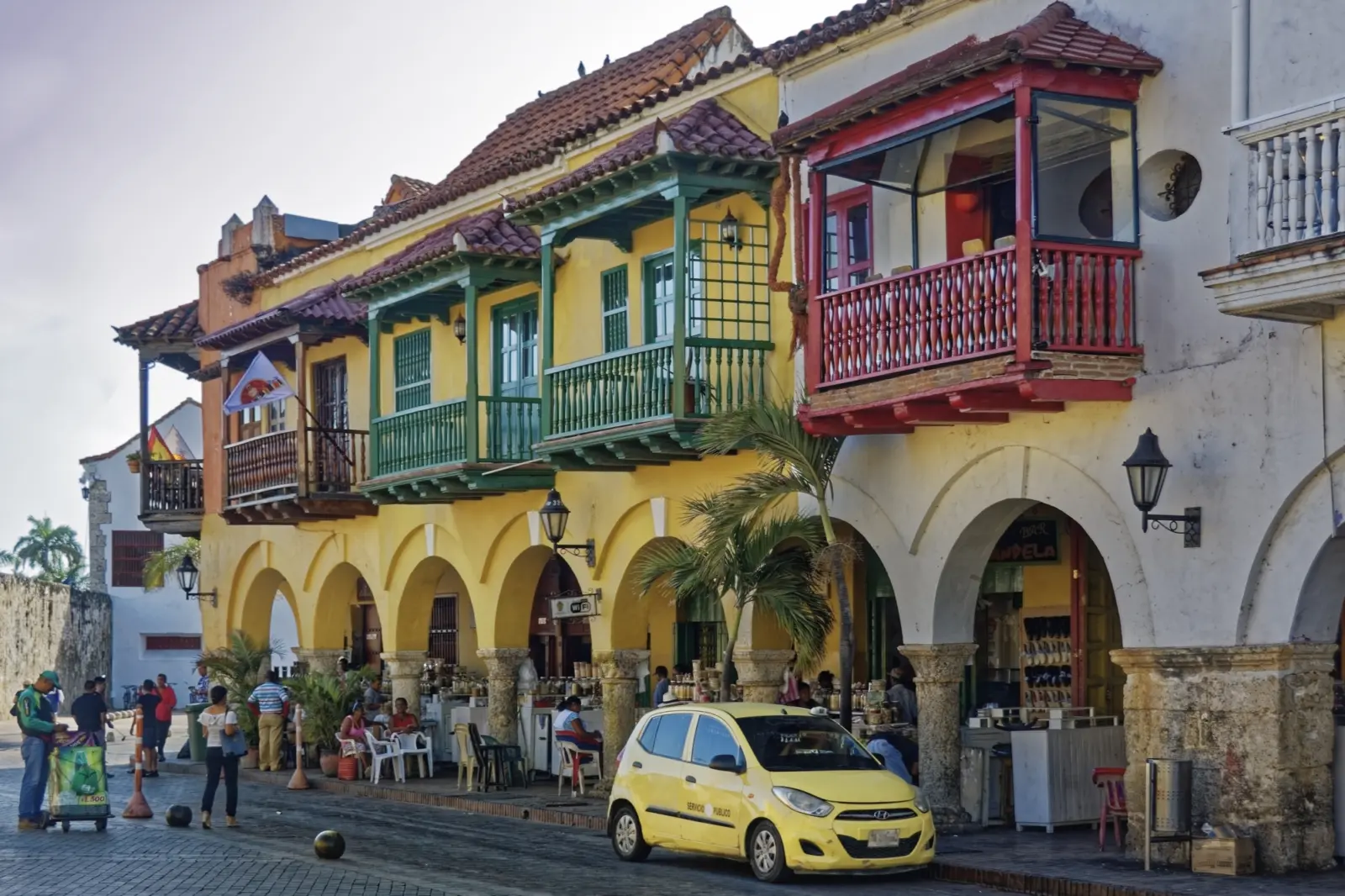 Vue sur une rue du quartier historique de Carthagène en Colombie avec ses édifices colorés