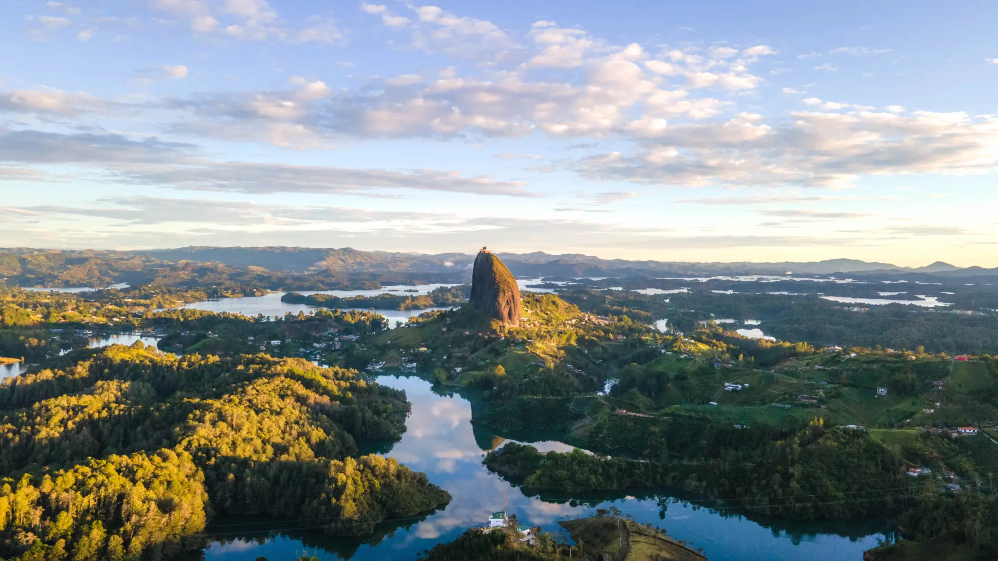 Vue sur l'imposant Rocher d'El Penol dans la région de Guatapé en Colombie