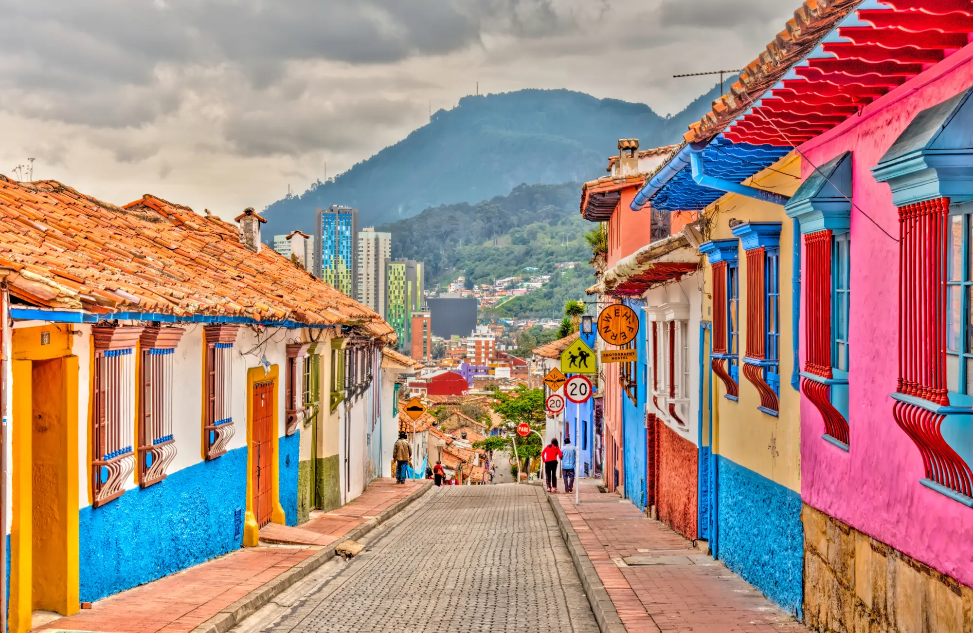 Une rue de maisons colorées dans le quartier La Candelaria à Bogota en Colombie