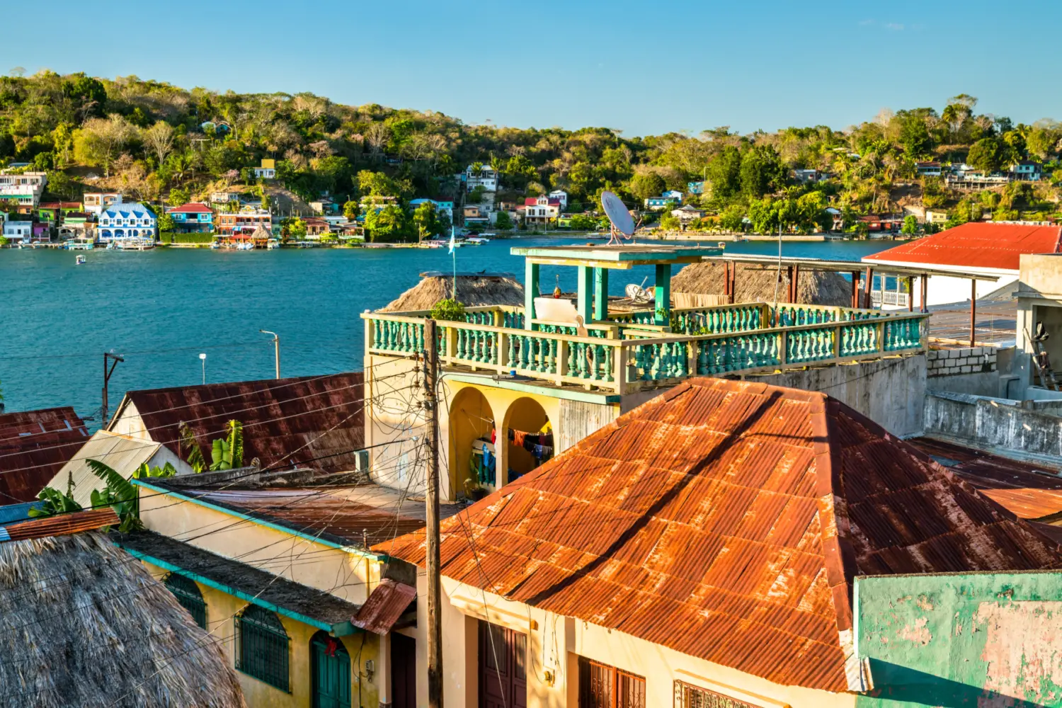 Vue sur les maisons de Flores en bordure du lac Peten Itza au Guatemala