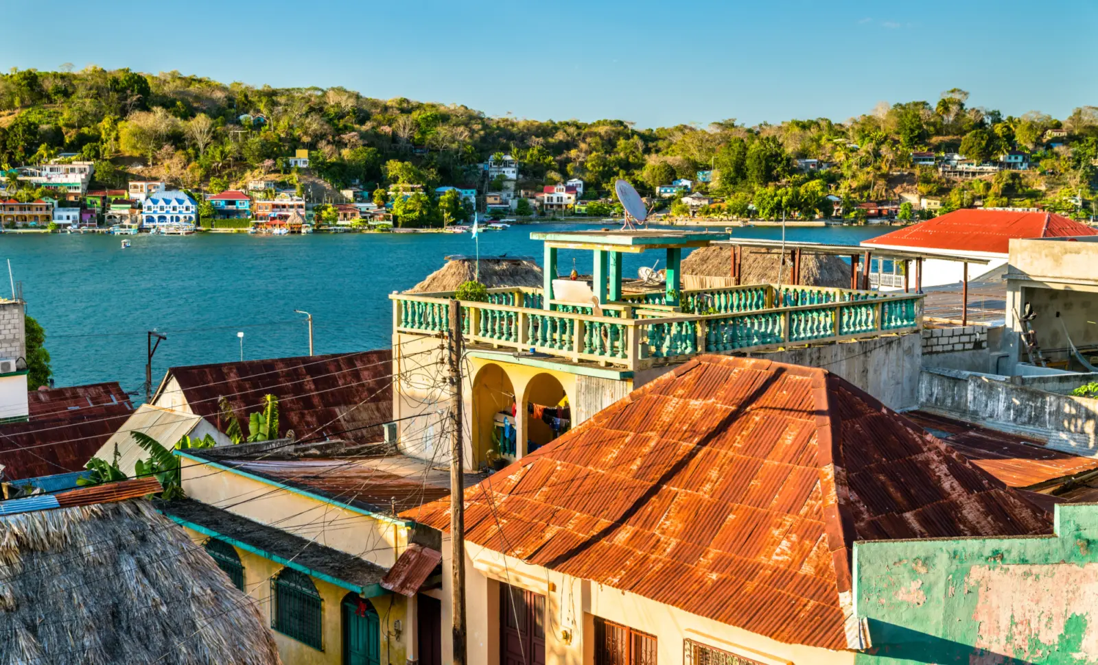 Vue sur les maisons de Flores en bordure du lac Peten Itza au Guatemala