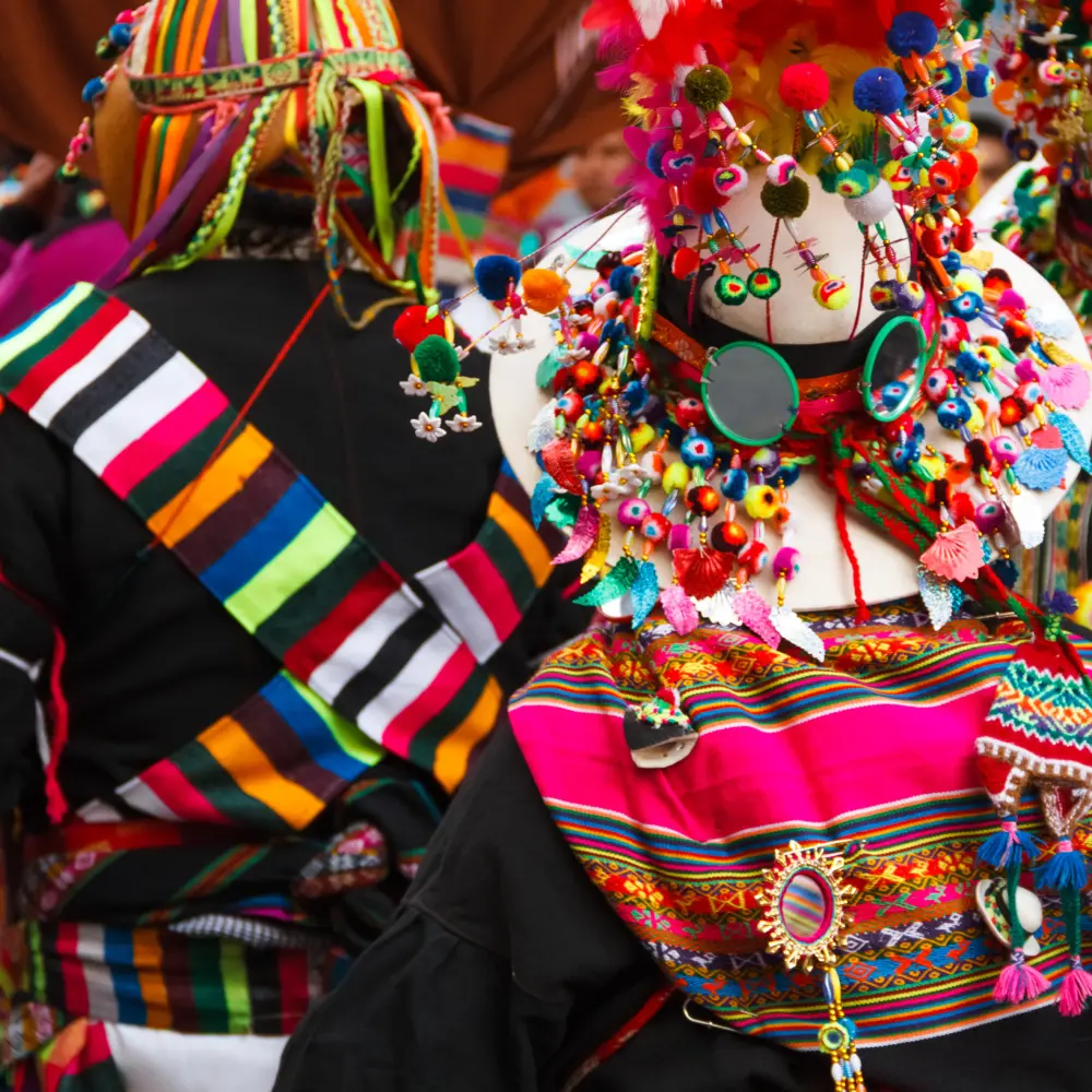 Costumes traditionnels et colorés du Pérou