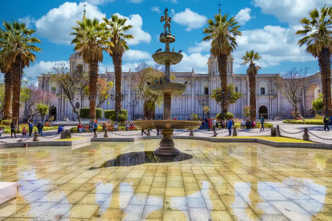 Une fontaine au centre de la Place d'Armes à Arequipa au Pérou