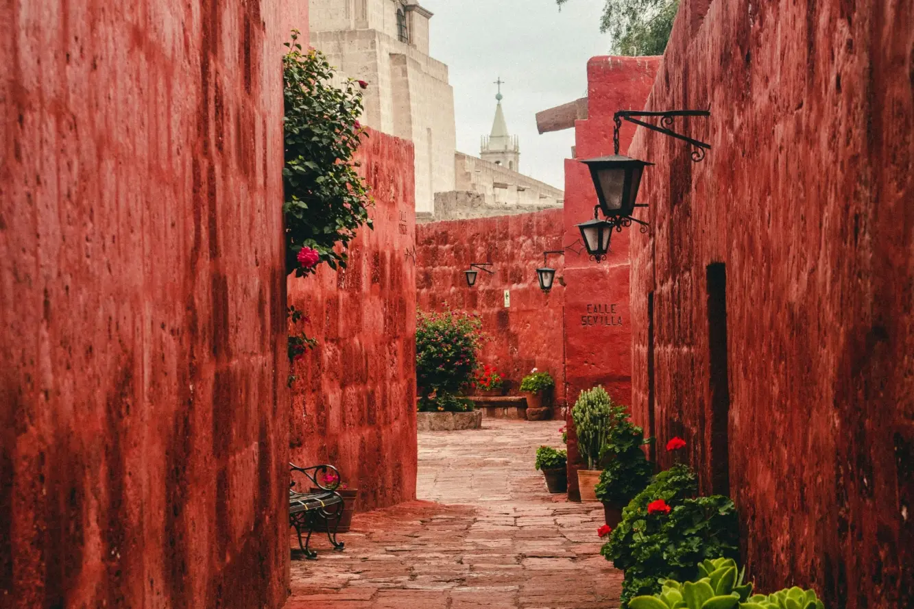 Un couvent aux bâtiments de couleur rouge à Arequipa au Pérou