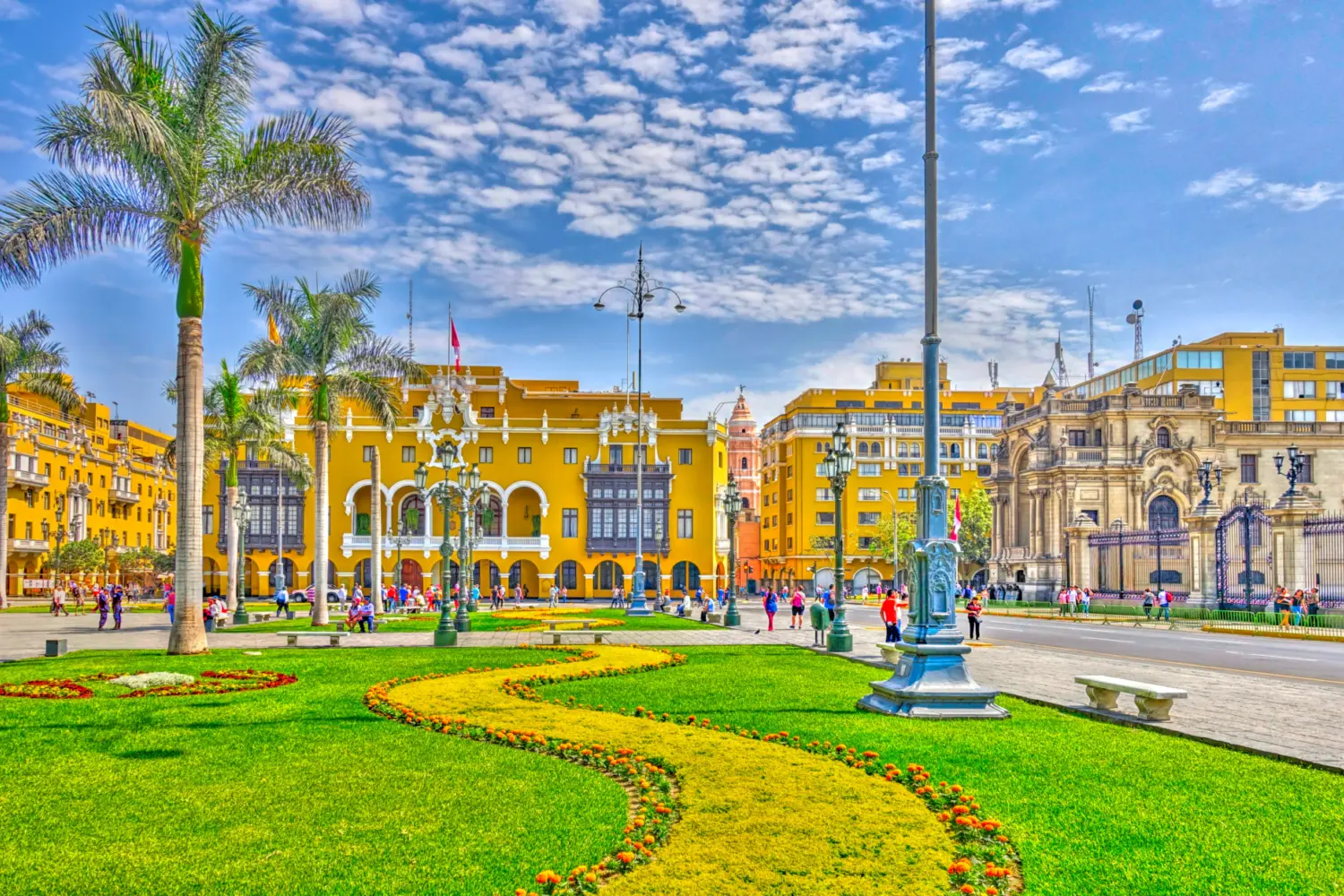 Une place bordée de bâtiments jaunes à Lima au Pérou