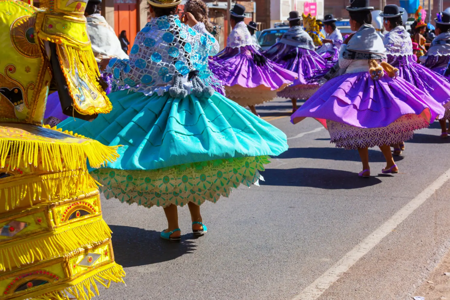 Des Péruviens pratiquant la danse traditionnelle du pays