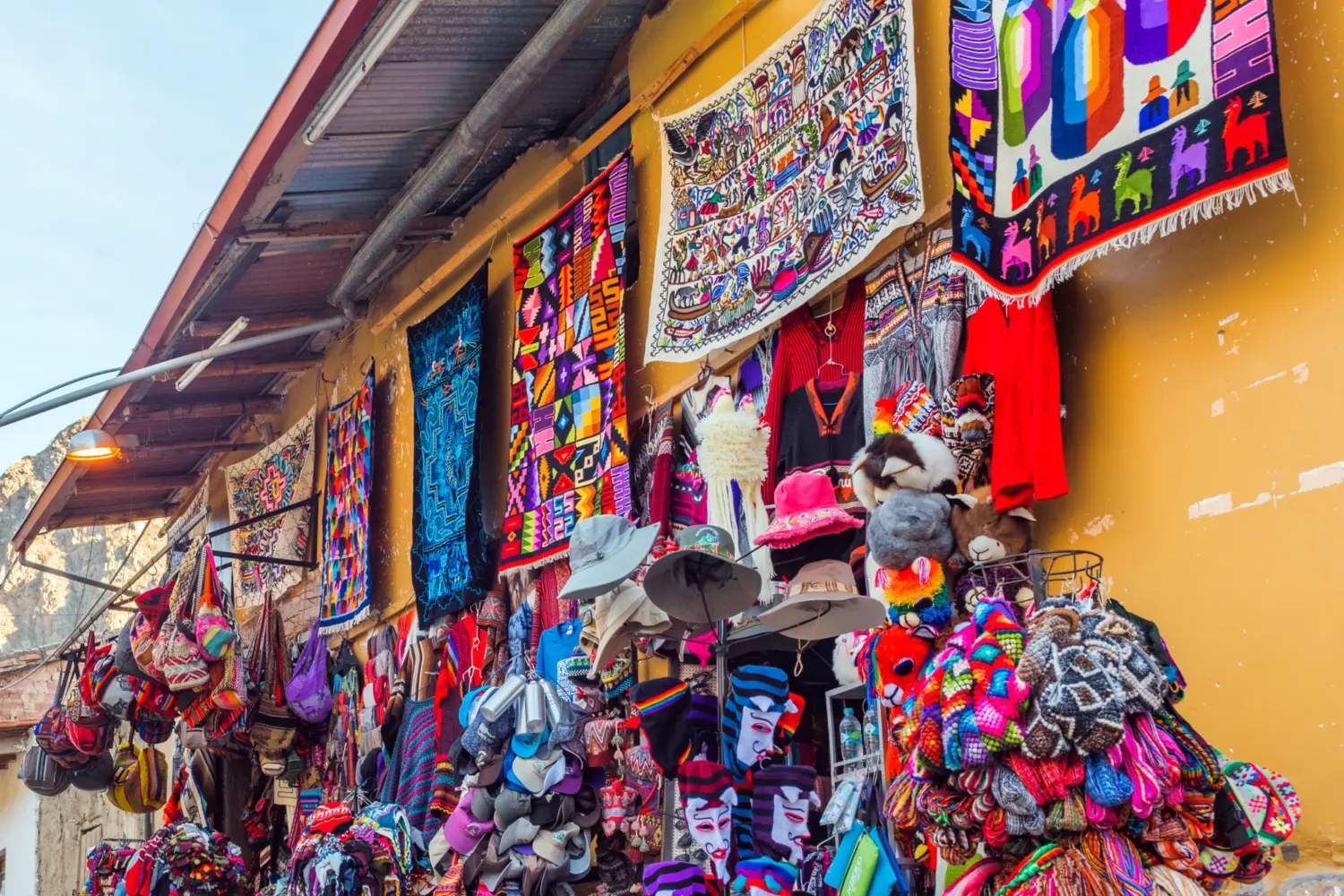 Une boutique de souvenirs péruviens dans le village Ollantaytambo au Pérou