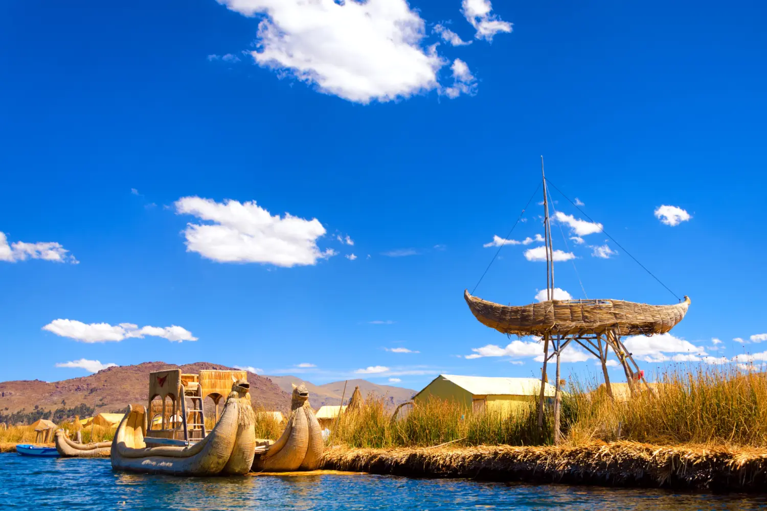 Des bateaux péruviens sur la lac Titicaca au Pérou