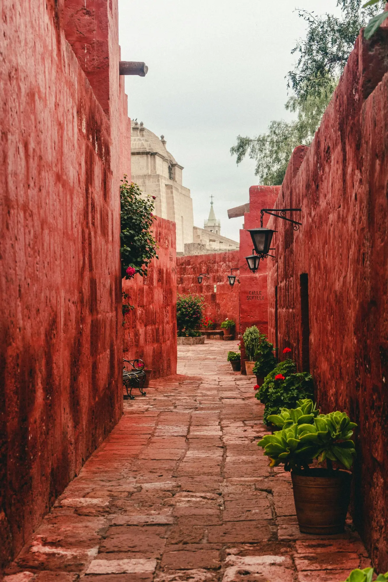 Un couvent aux bâtiments de couleur rouge à Arequipa au Pérou