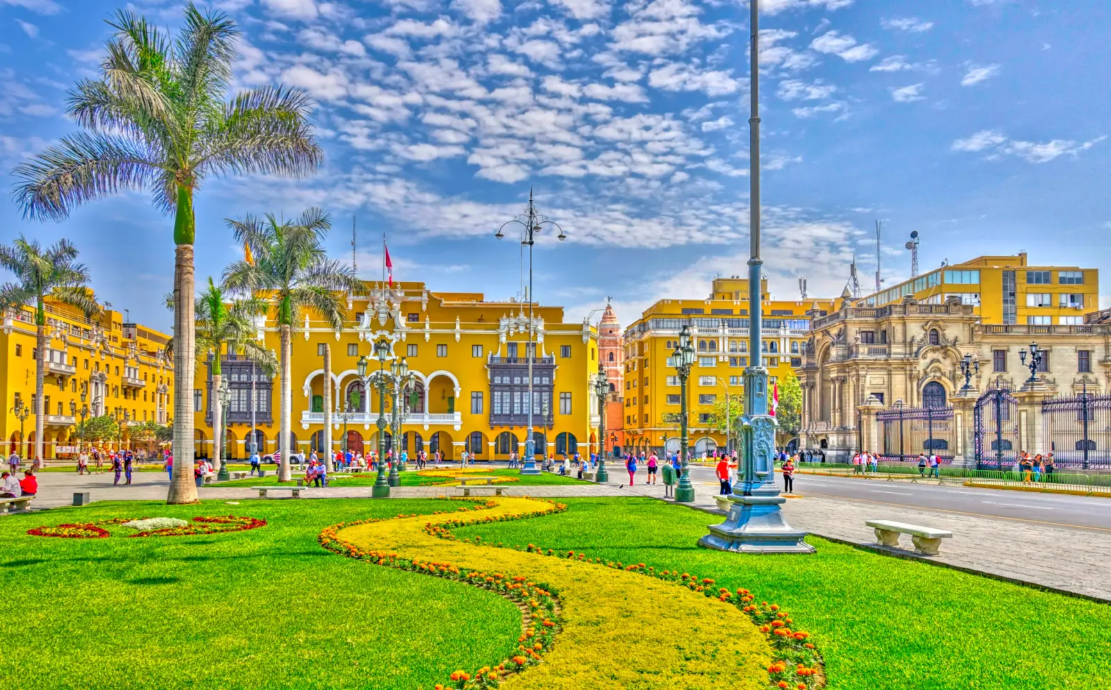 Une place bordée de bâtiments jaunes à Lima au Pérou