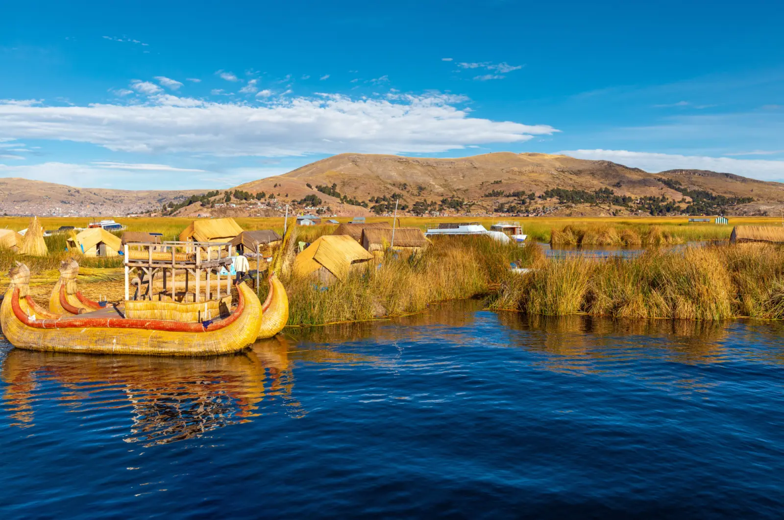 Des bateaux péruviens sur la lac Titicaca au Pérou