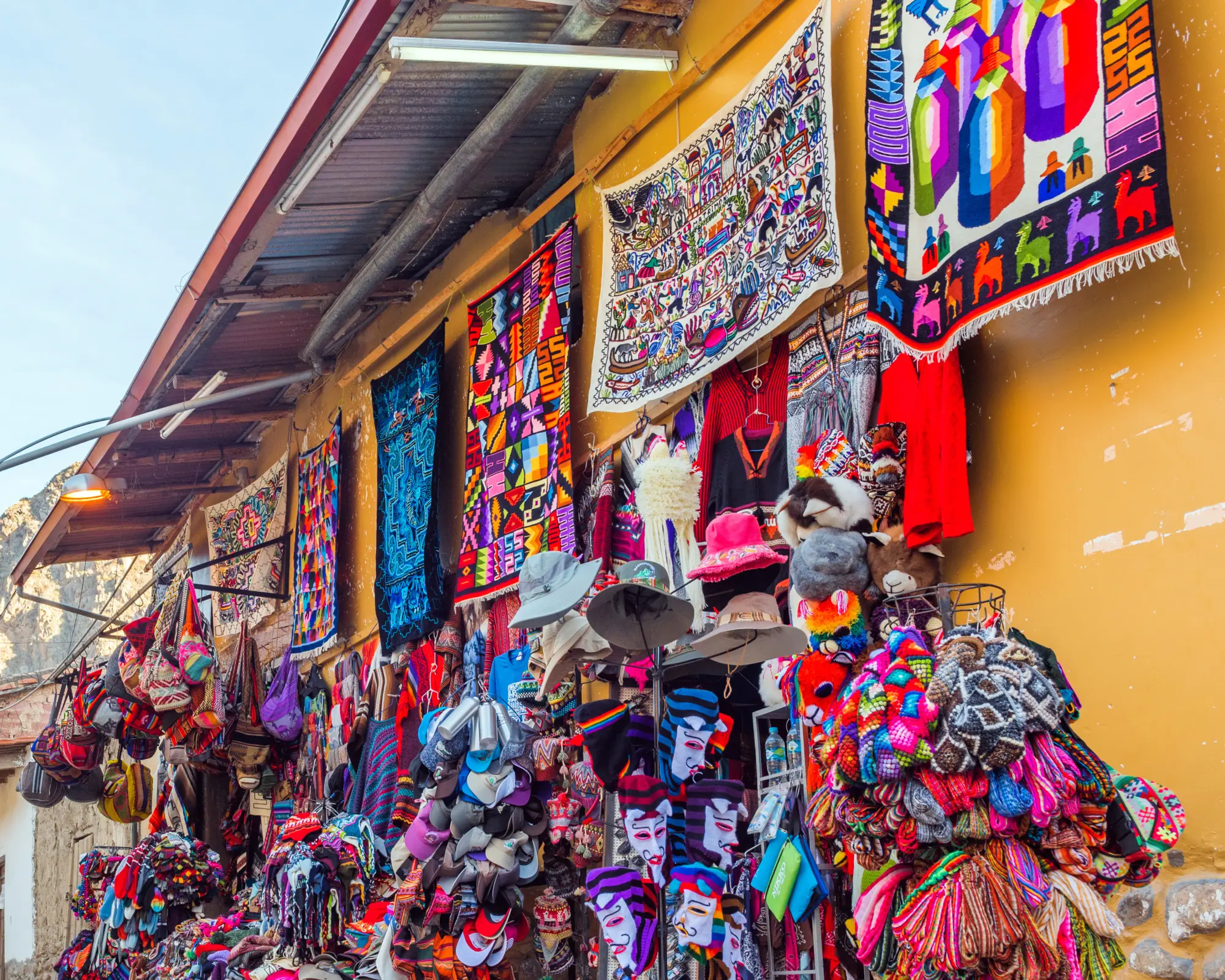 Une boutique de souvenirs péruviens dans le village Ollantaytambo au Pérou
