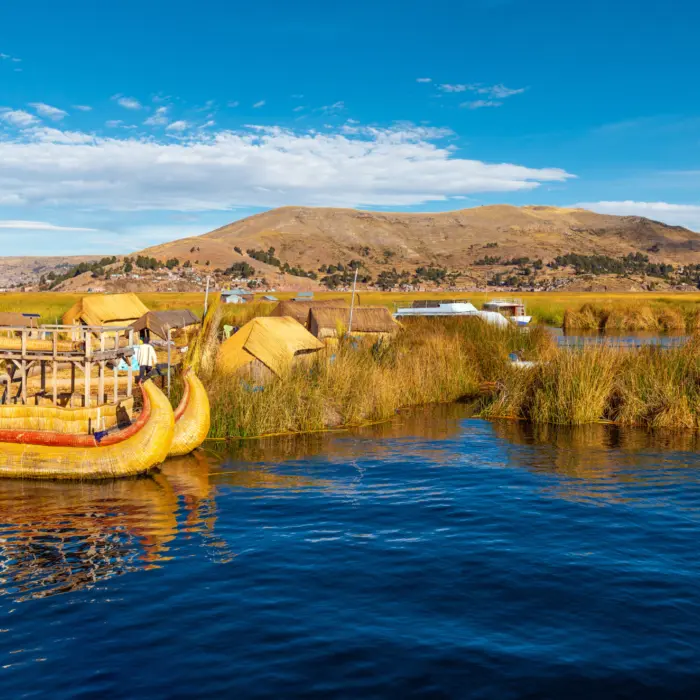 Des bateaux péruviens sur la lac Titicaca au Pérou