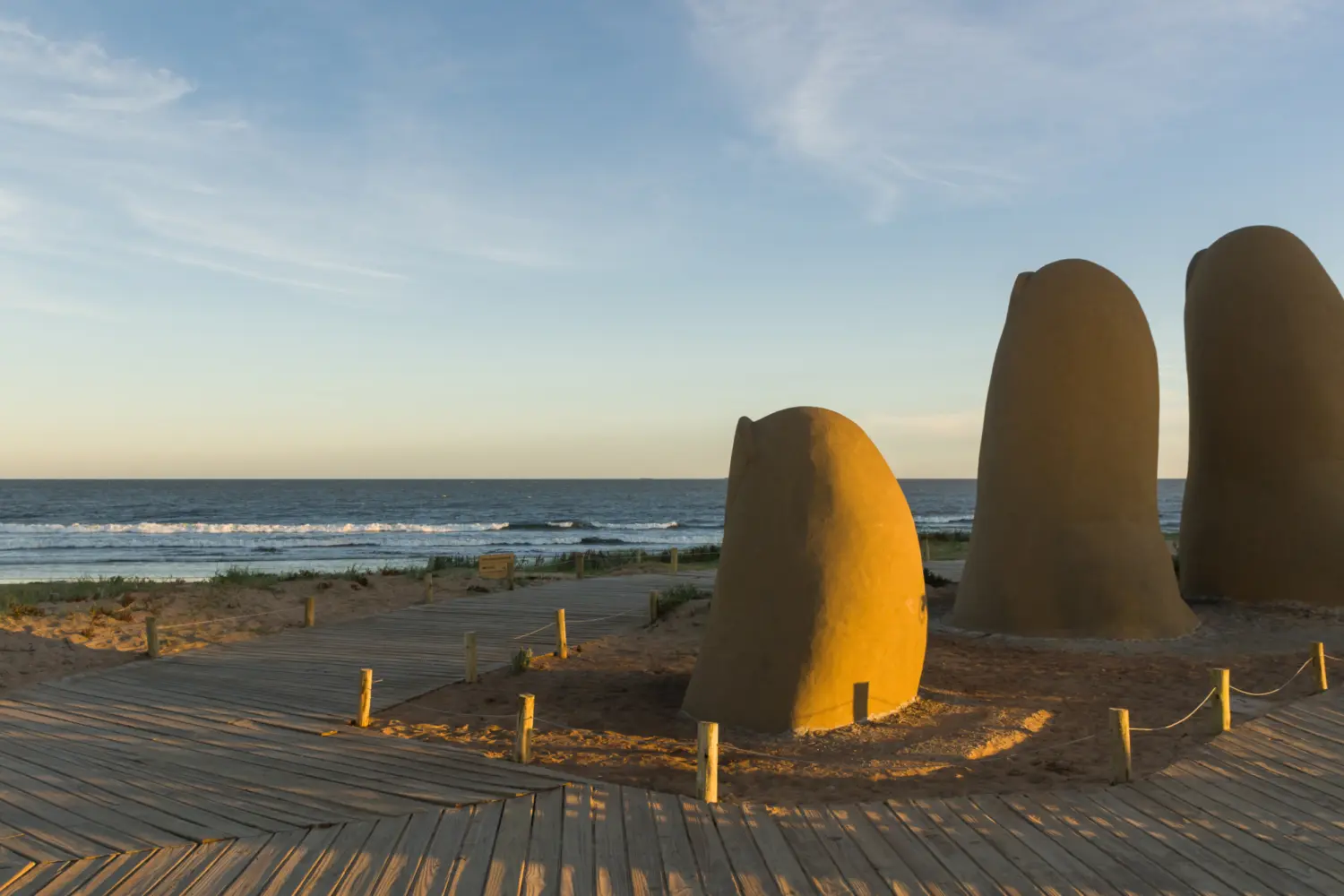 Vue sur la sculpture "La Mano" à Punta del Este en Uruguay