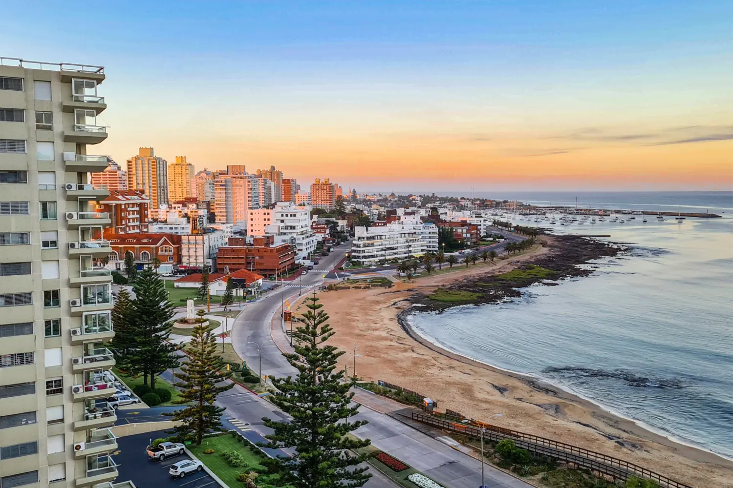 Vue sur la ville et la plage de Punta del Este en Uruguay