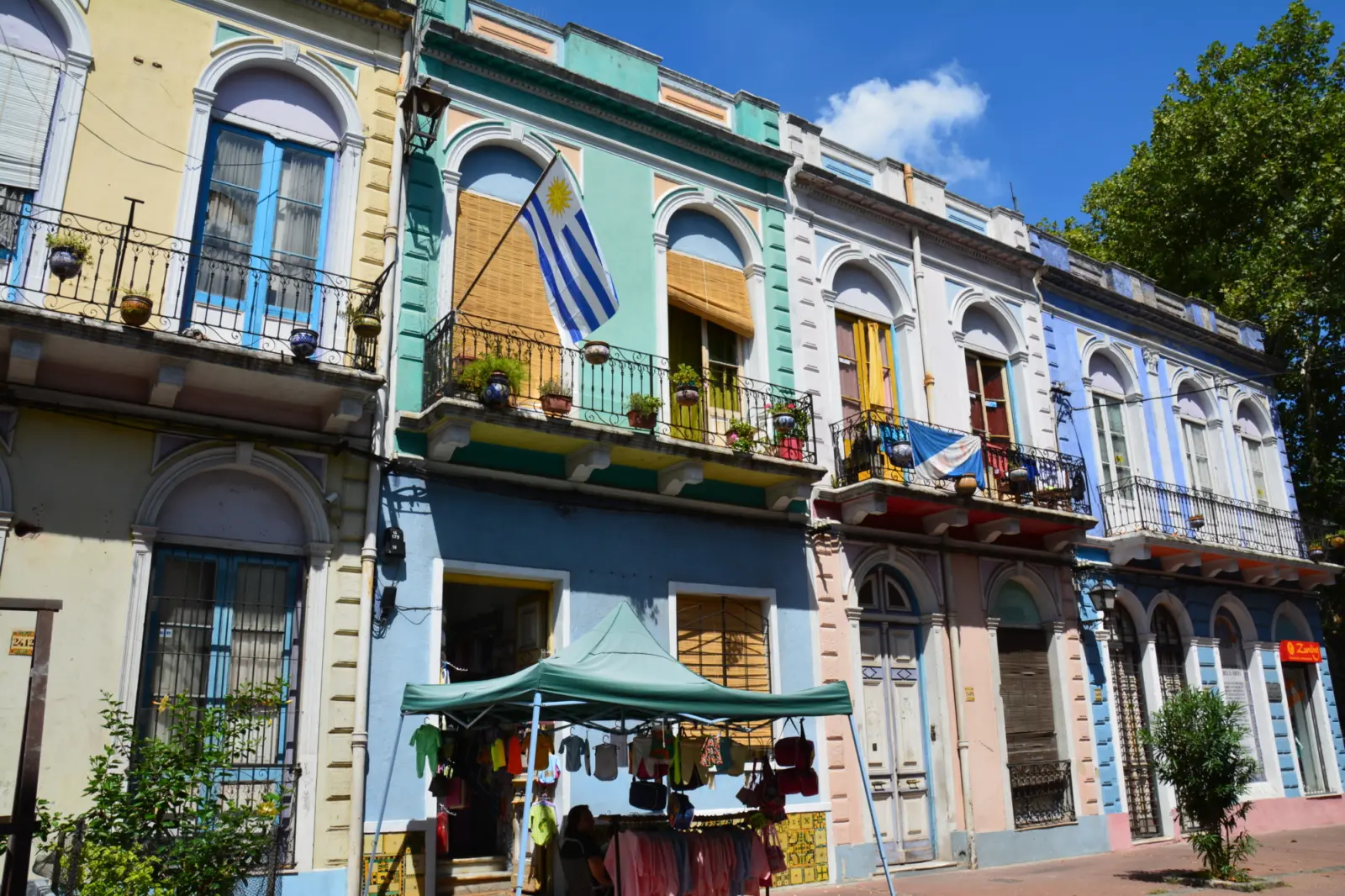 Vue sur une rue colorée du quatier juif à Montevideo en Uruguay