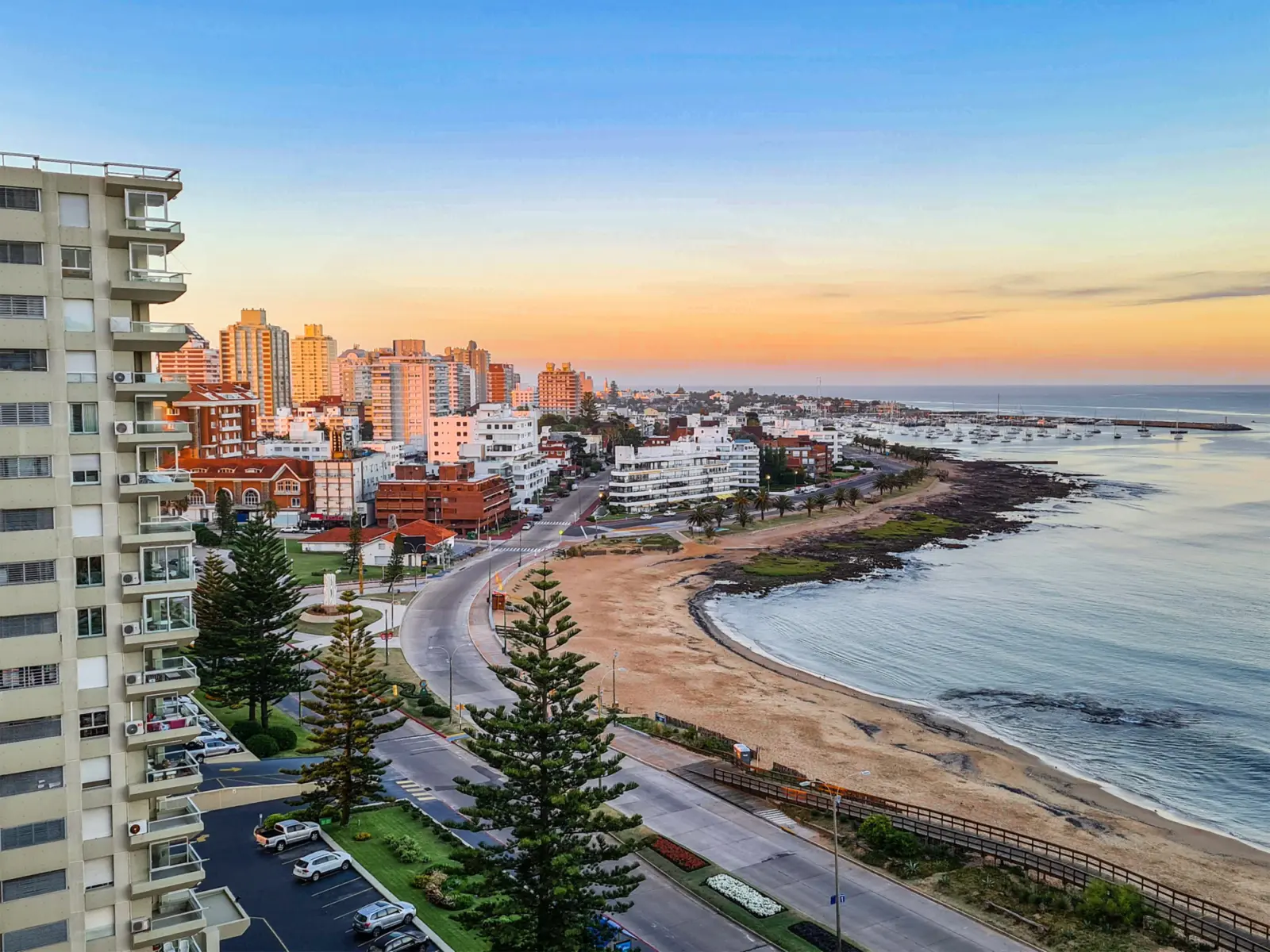 Vue sur la ville et la plage de Punta del Este en Uruguay
