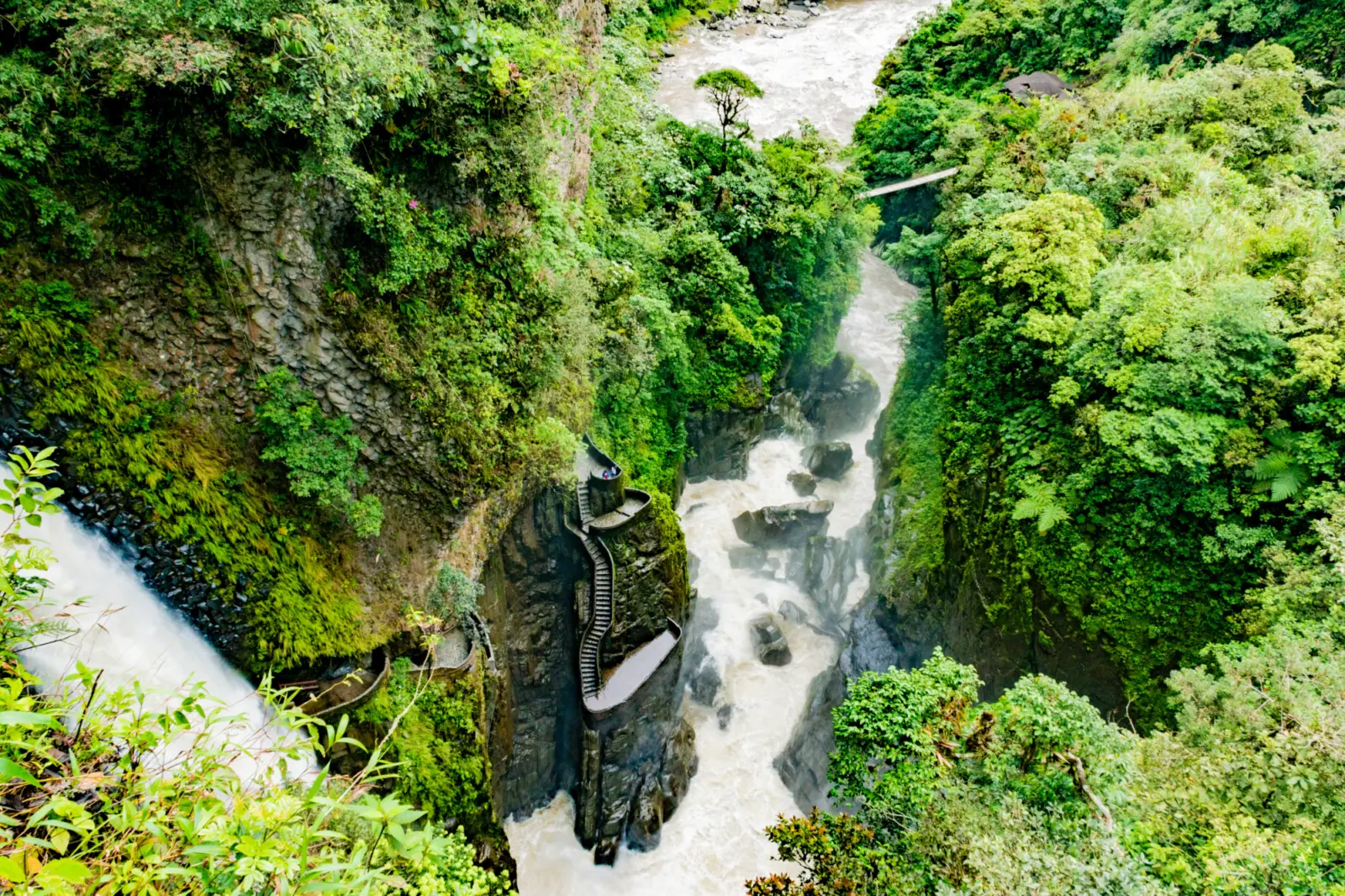 La spectaculaire cascade d'eau de Pailón del Diablo dans la région de Baños en Équateur