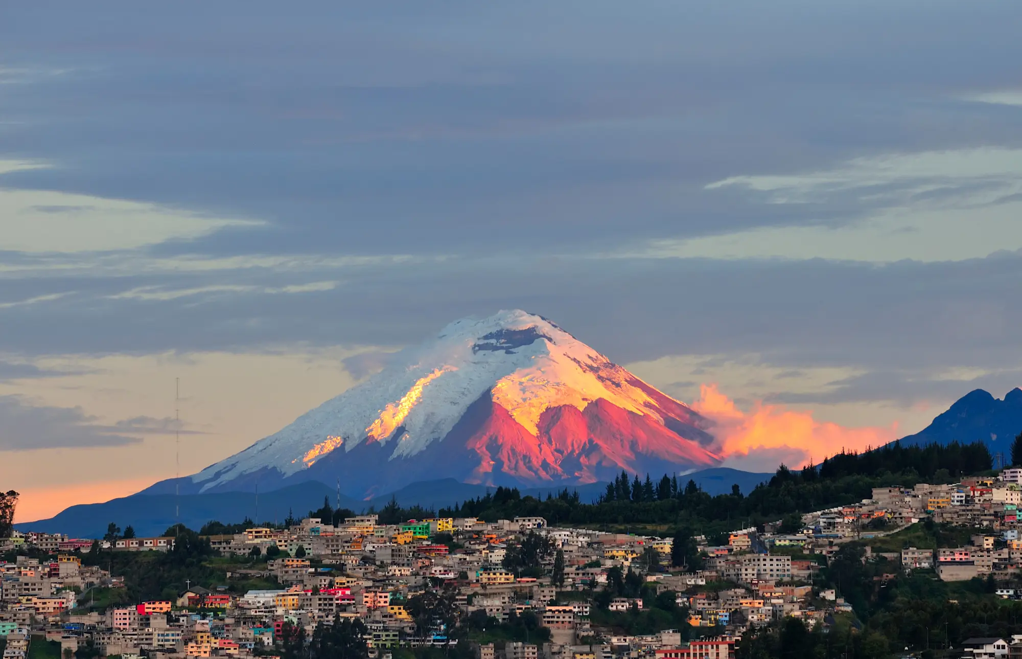 Vue sur le magnifique volcan Cotopaxi et sa vallée en Équateur