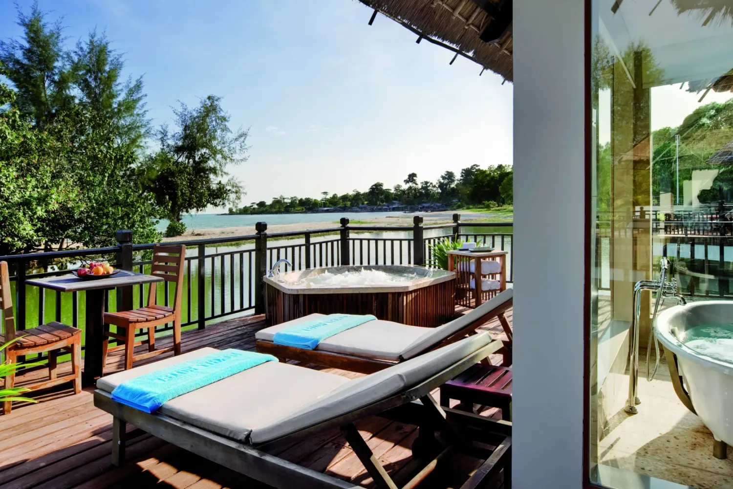 Une terrasse privée du Sokha Beach Resort à Sihanoukville, au Cambodge, offrant une vue sur la mer