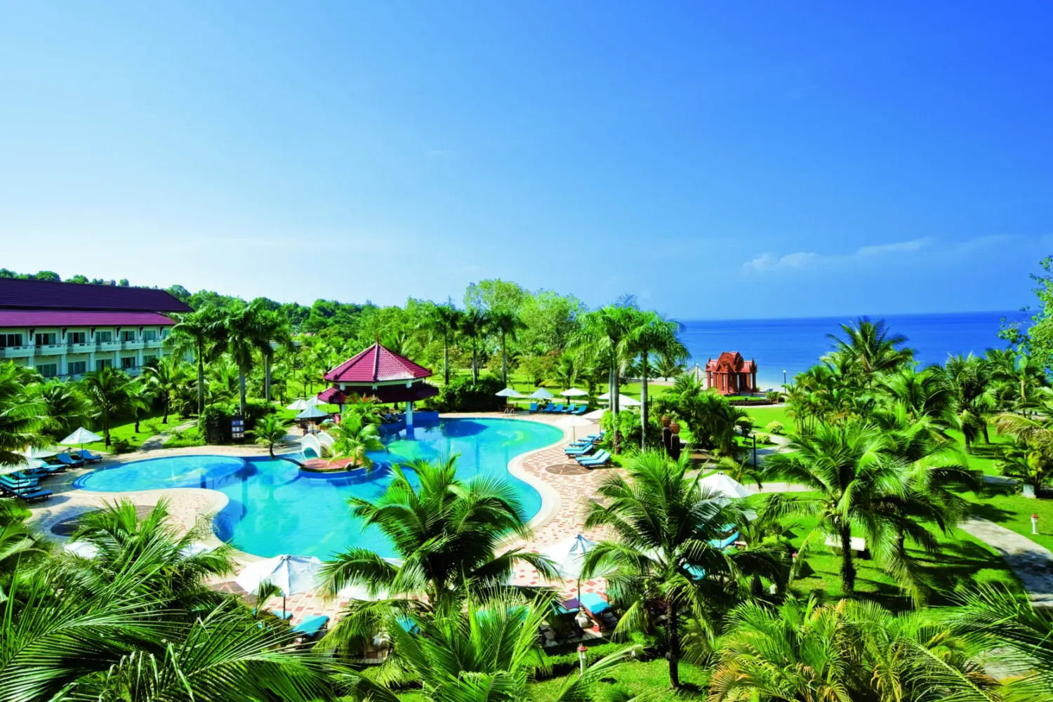 La piscine du Sokha Beach Resort, un complexe de luxe situé à Sihanoukville, dans le sud du Cambodge.