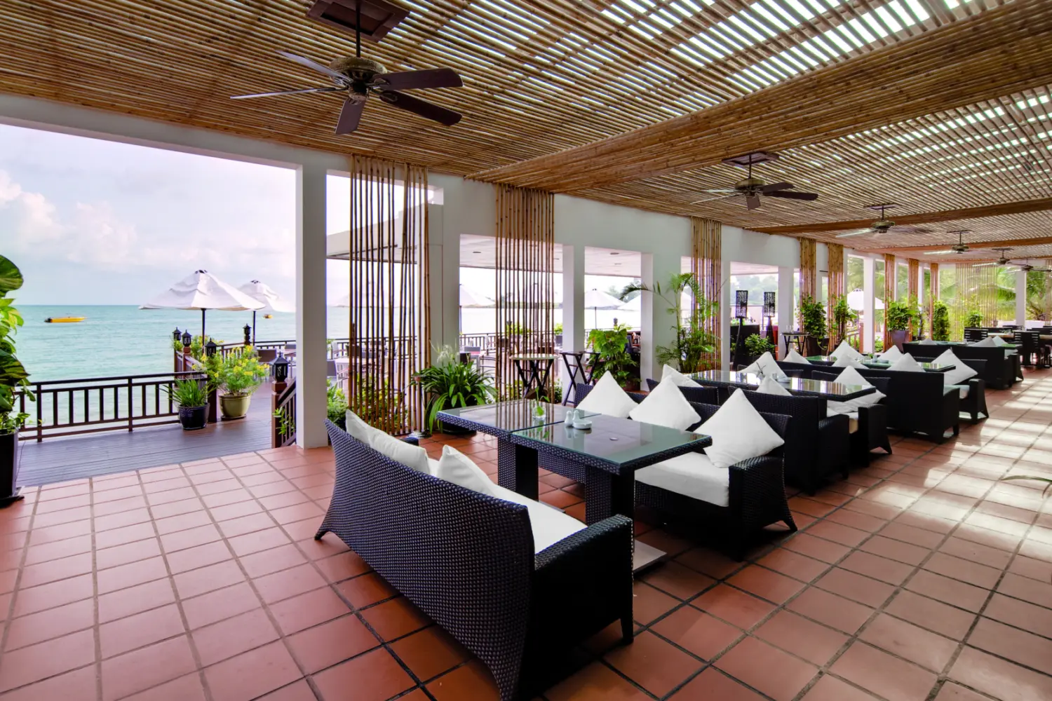 Une terrasse d'un restaurant en plein air au Sokha Beach Resort.